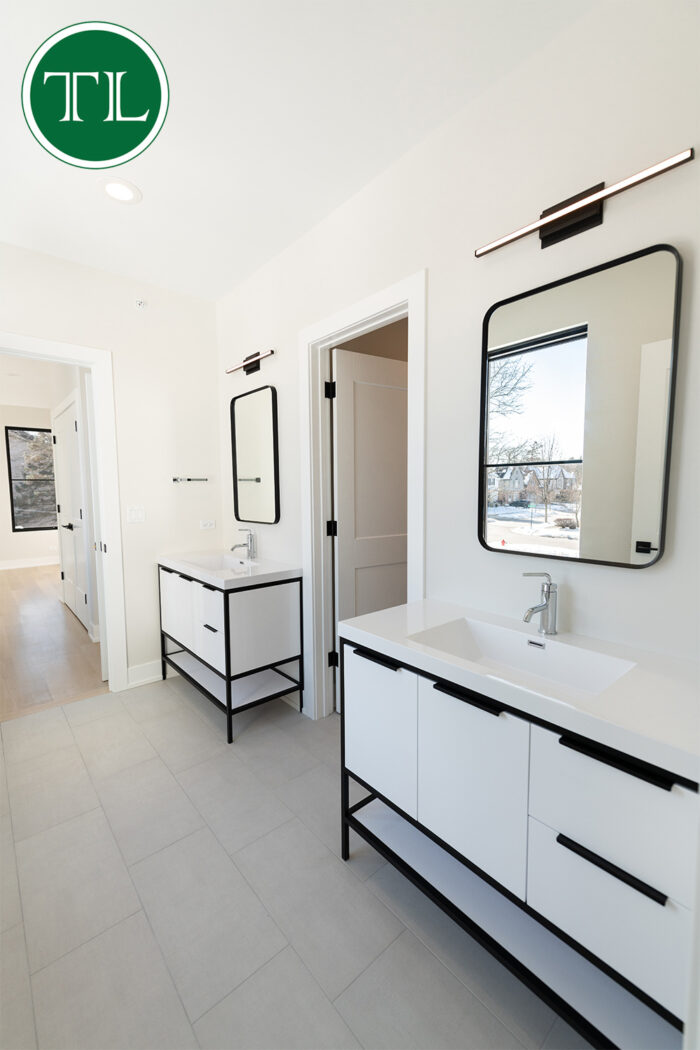 Modern Jack and Jill Bathroom Ideas Briarwood_miniMorganPhotography-35